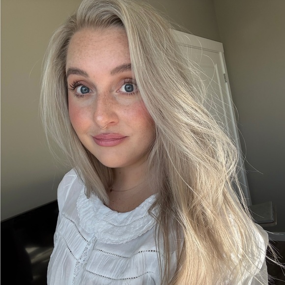 Meet your Posher, Hillary - Picture 1 of 1